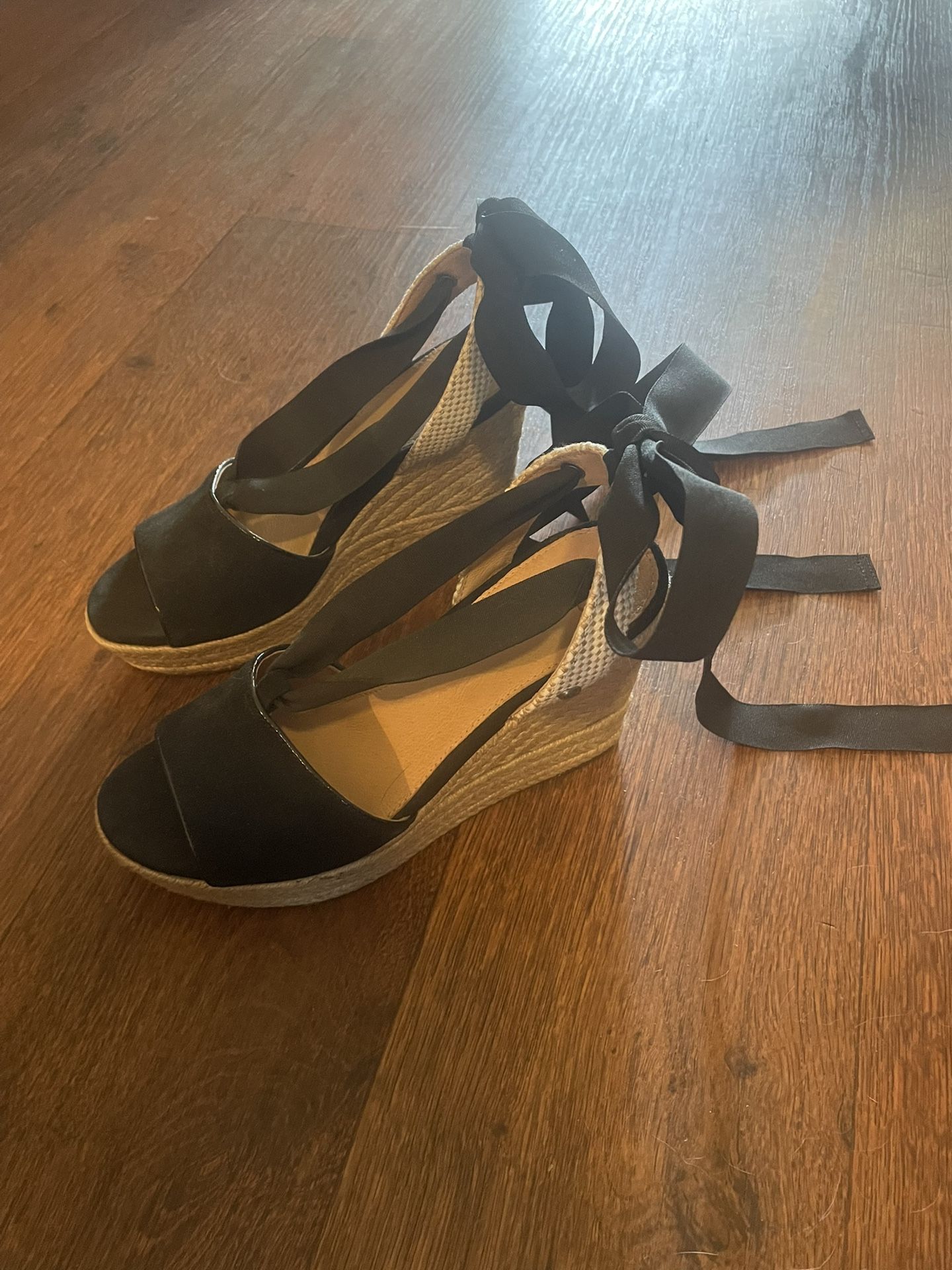 UGG Strappy Black And Tan Wedge Women’s Shoes Size 8