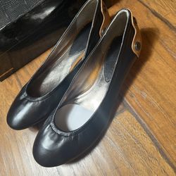 B Makowsky flat shoes with box Size 9.5W  Unused