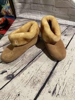 New Vermont Country Store Men/Women’s  Sheepskin Cuffed Booties (Men’s Sz 7.5 - 8  or Women’s Sz 9 - 9.5);  Paid $108 