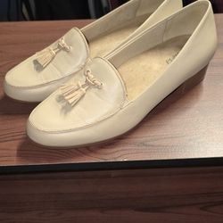 Trotters Women's Mary Loafer
Size 8.5 M