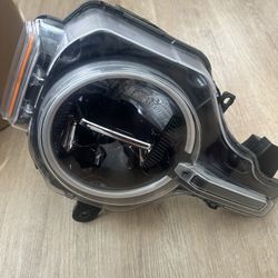 Ford Bronco Right (passenger Side) Headlight - Manufacturer