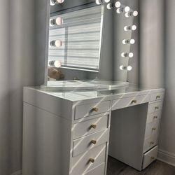 Impressions Vanity And Mirror Set 