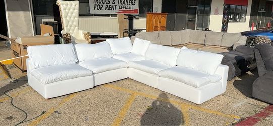 Beautiful White Modern Sectional! Delivery Available!