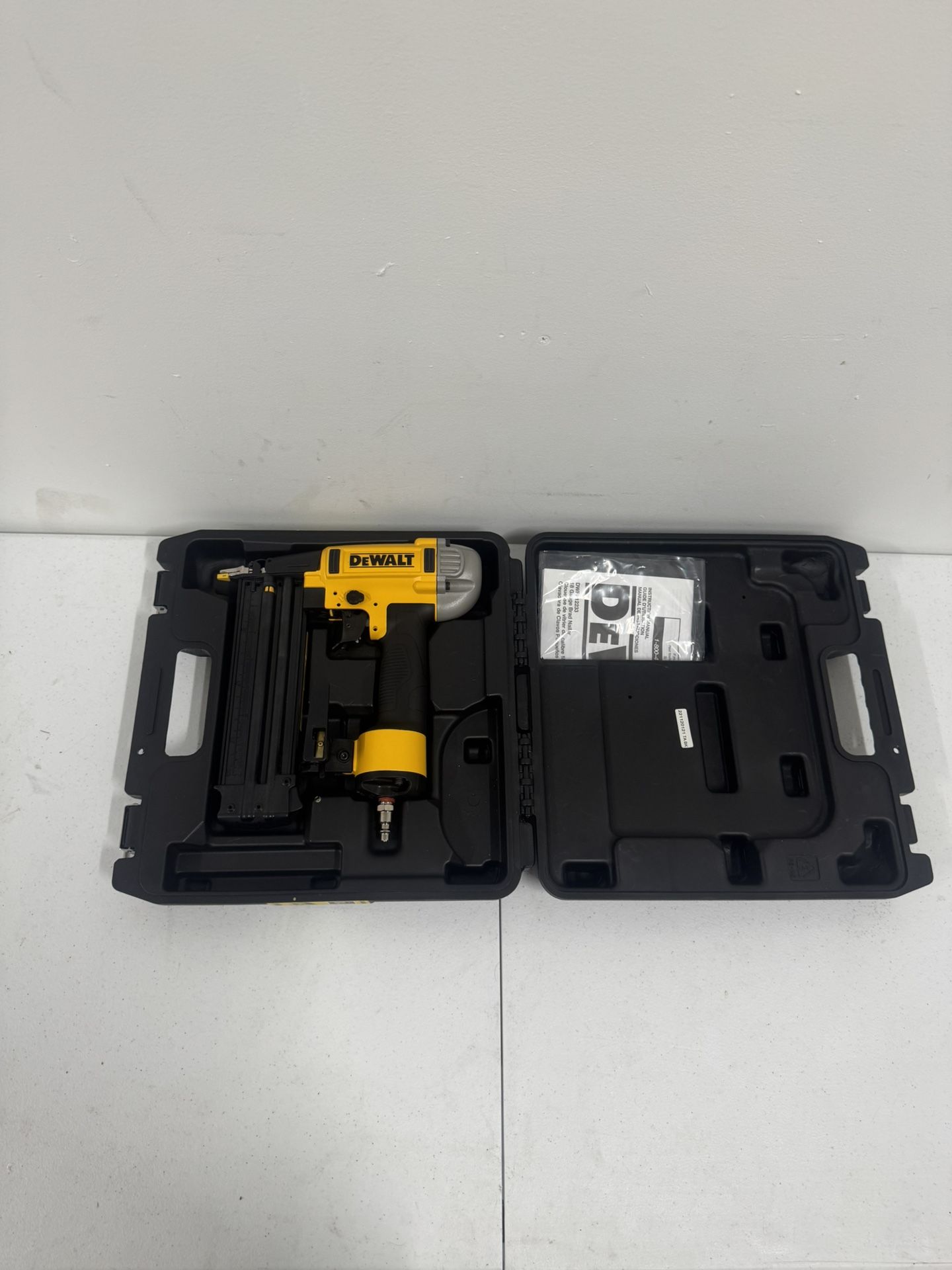 DEWALT 18-Gauge Pneumatic Brad Nailer