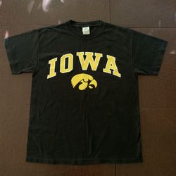 Men’s  IOWA HAWKEYE T Shirt Size  M 