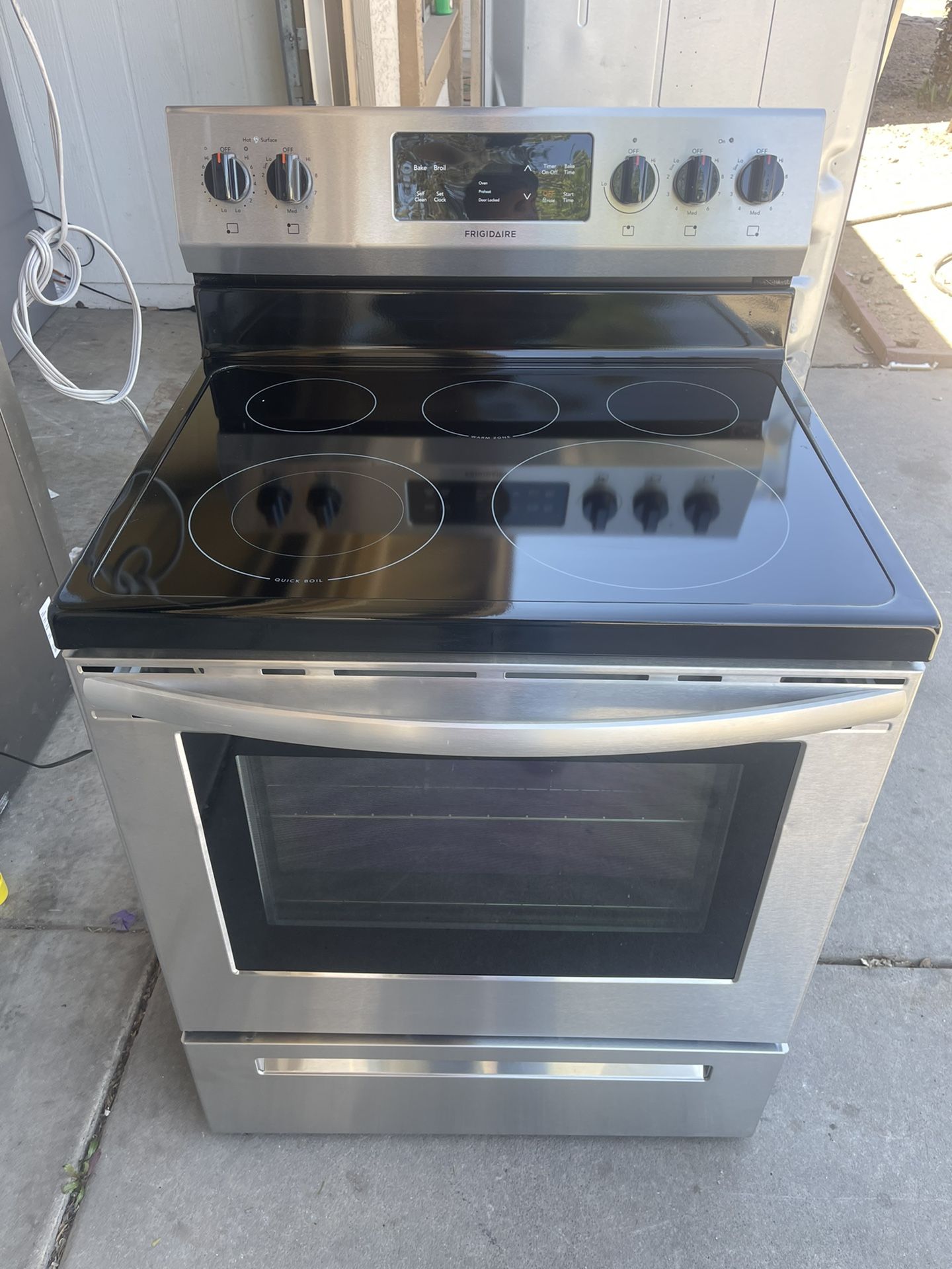 Frigidaire Electric Stove for Sale in Phoenix, AZ - OfferUp