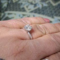 14 K Whitegold Diamond Solitaire