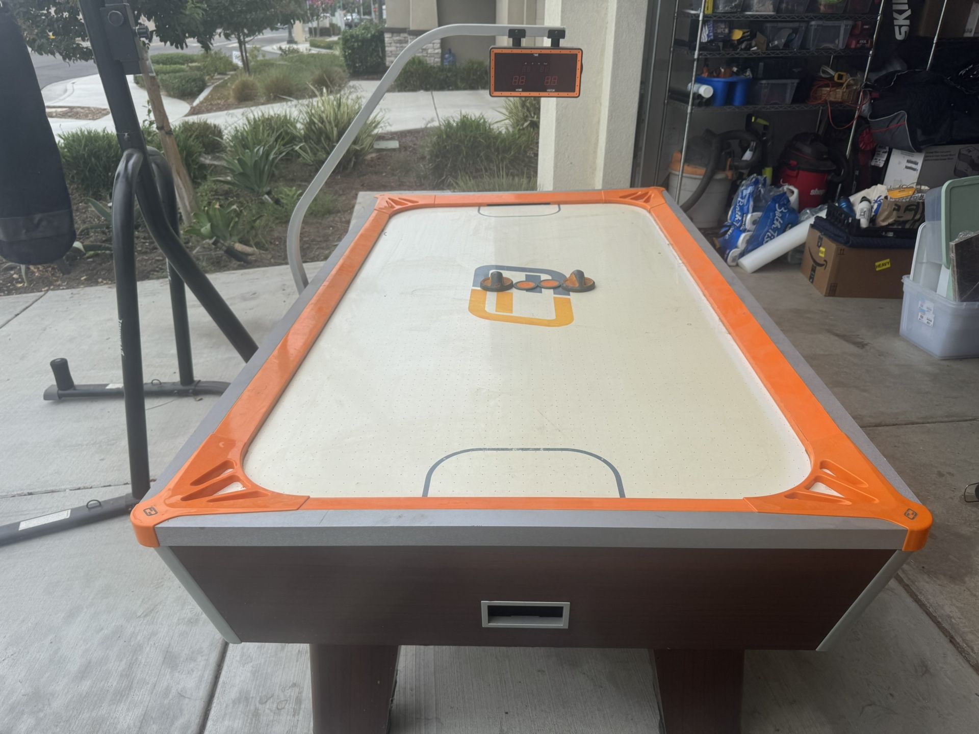 Air hockey table