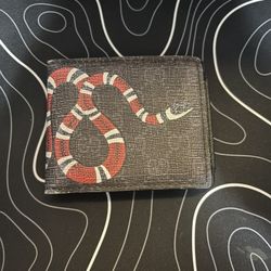 Gucci wallet 