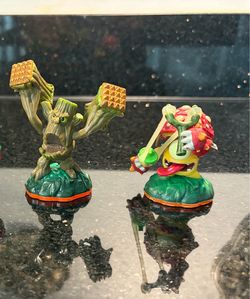 2 Skylanders Giants Figures Stump Smash &  Shroomboom