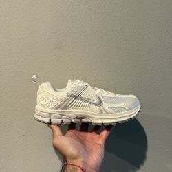 Nike Vomero 5 GS Size 5.5 / Women’s Size 7 NEW