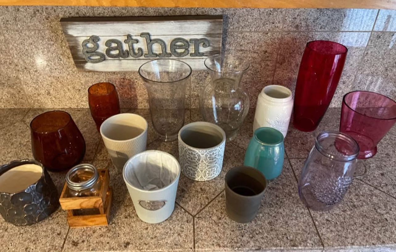 18 Vases and plant pots