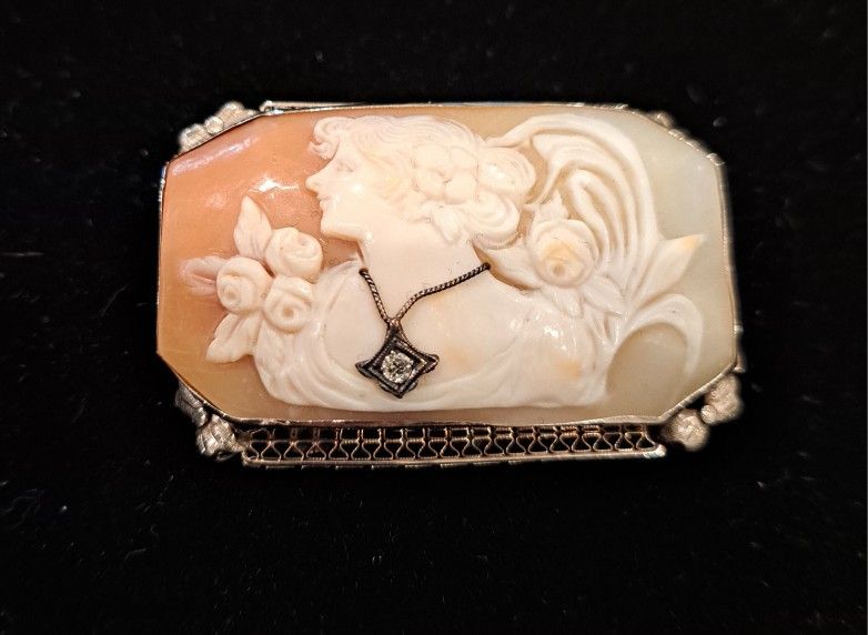Beautiful ANTIQUE Carved Cameo Brooch Pin**IN APPROX 10 GRAMS 14kt GOLD**VINTAGE DIAMOND!!