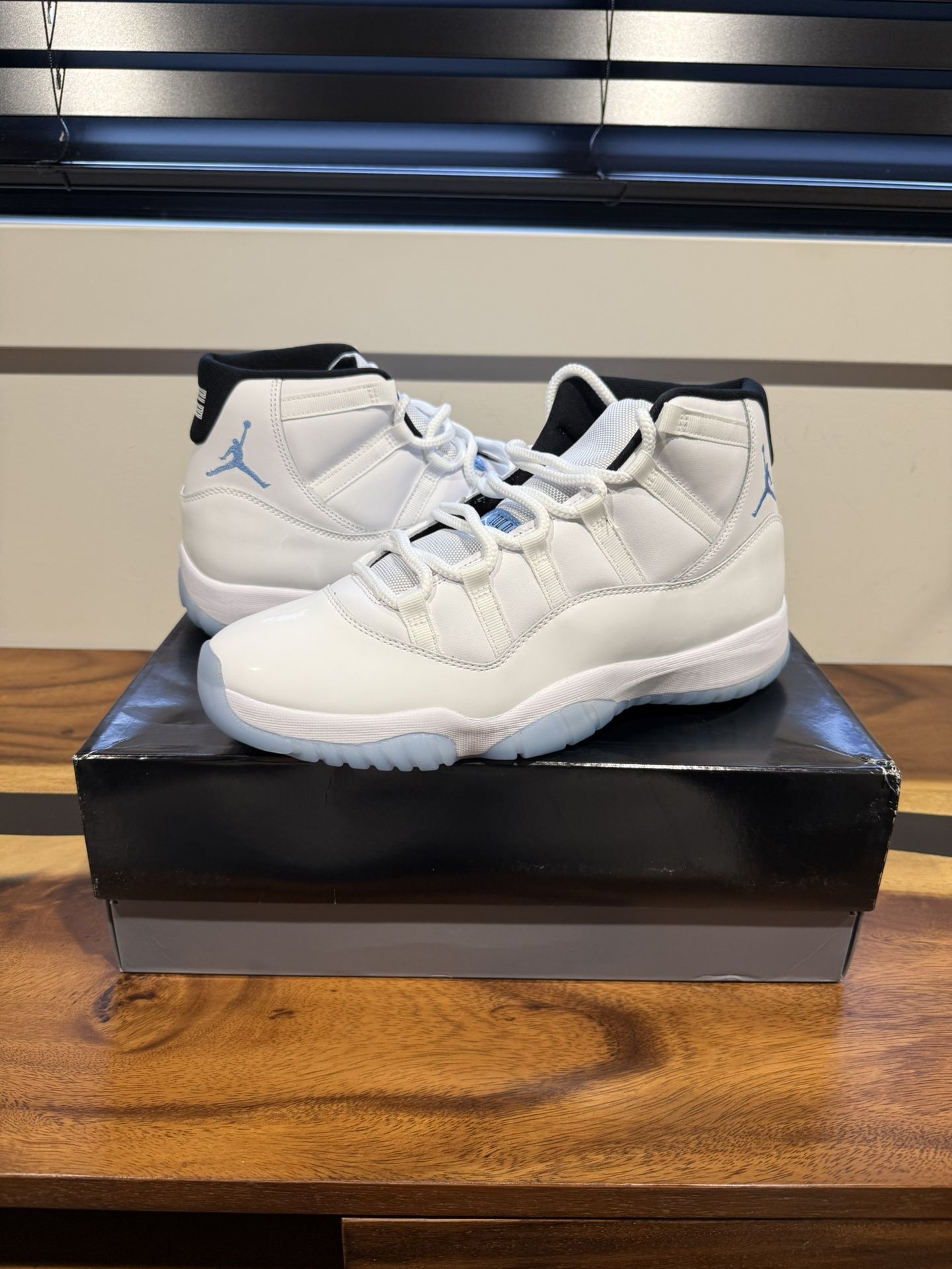 Jordan 11 Retro Legend Blue (2024) - White / Legend Blue / Black - BRAND NEW / DEADSTOCK (MENS SIZE 12) 