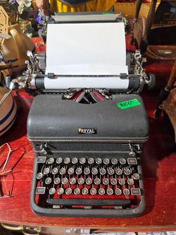 Vintage 1940s ROYAL TYPEWRITER KMM Magic Margin, Wide Carriage. Used