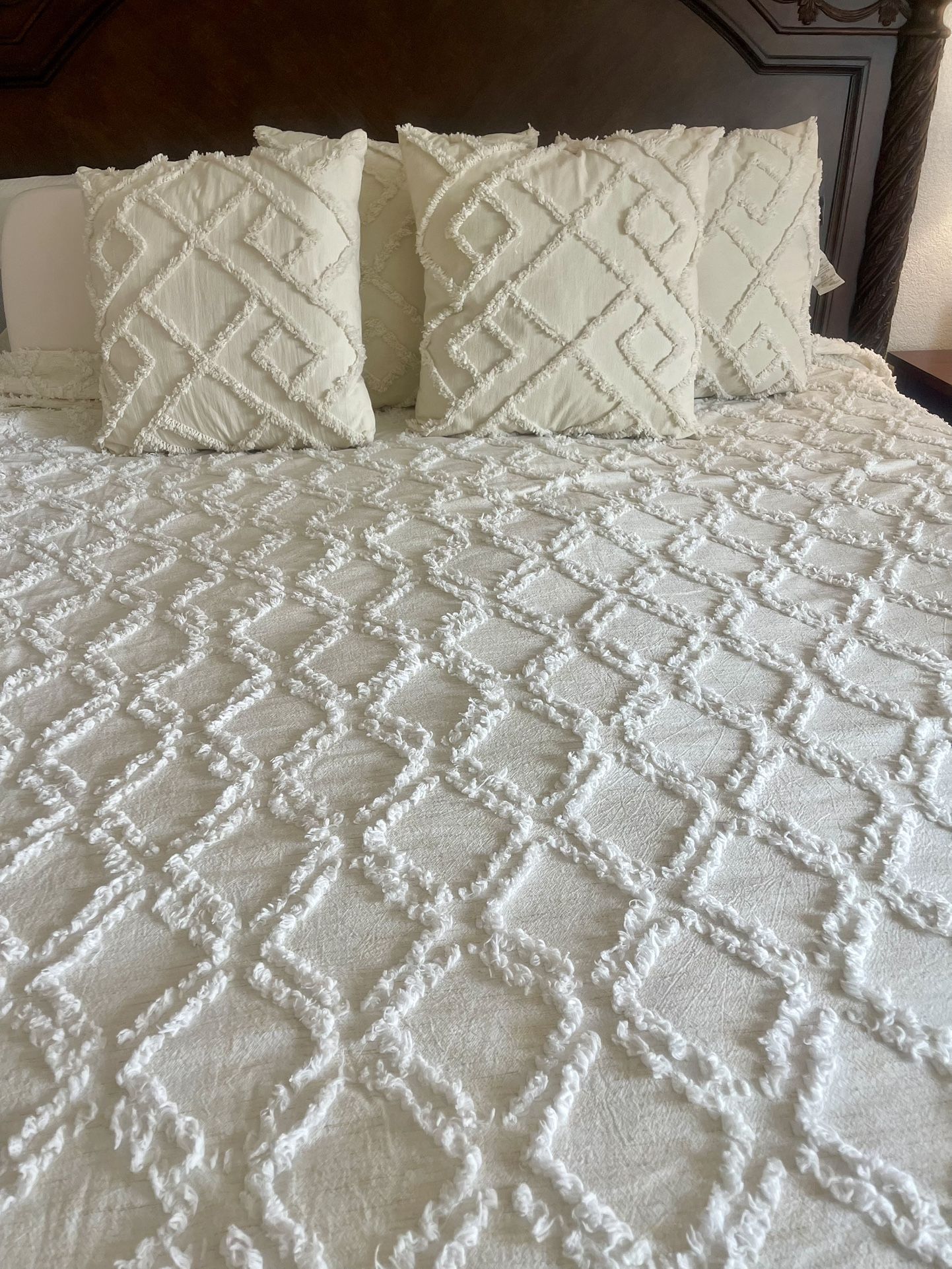Queen Bedspread And 4 Matching Pillows