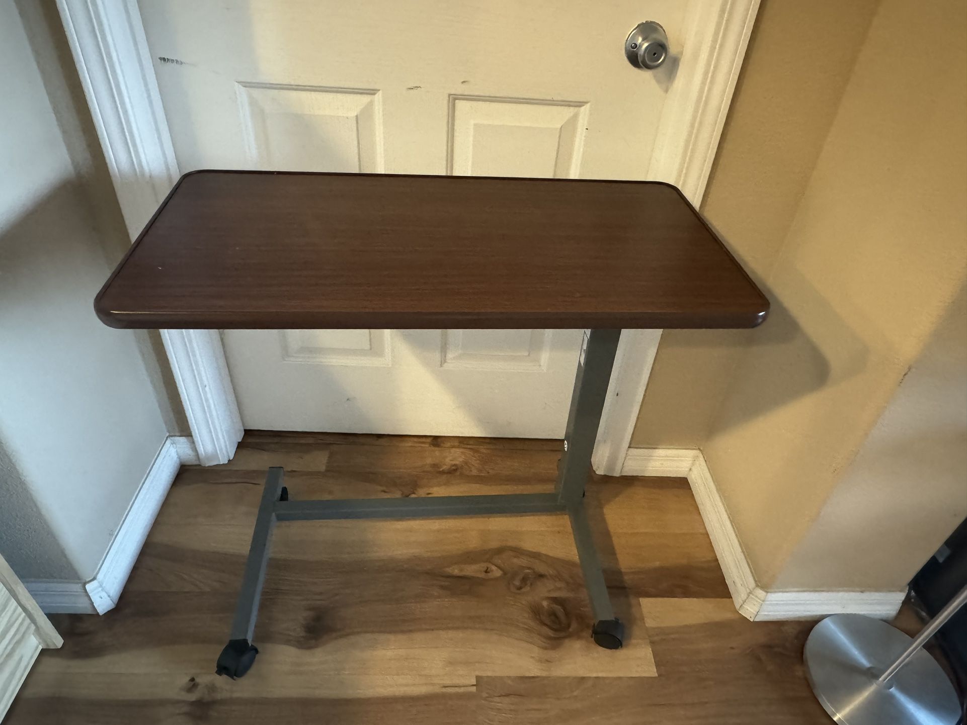 Height adjustable overbed table with wheels