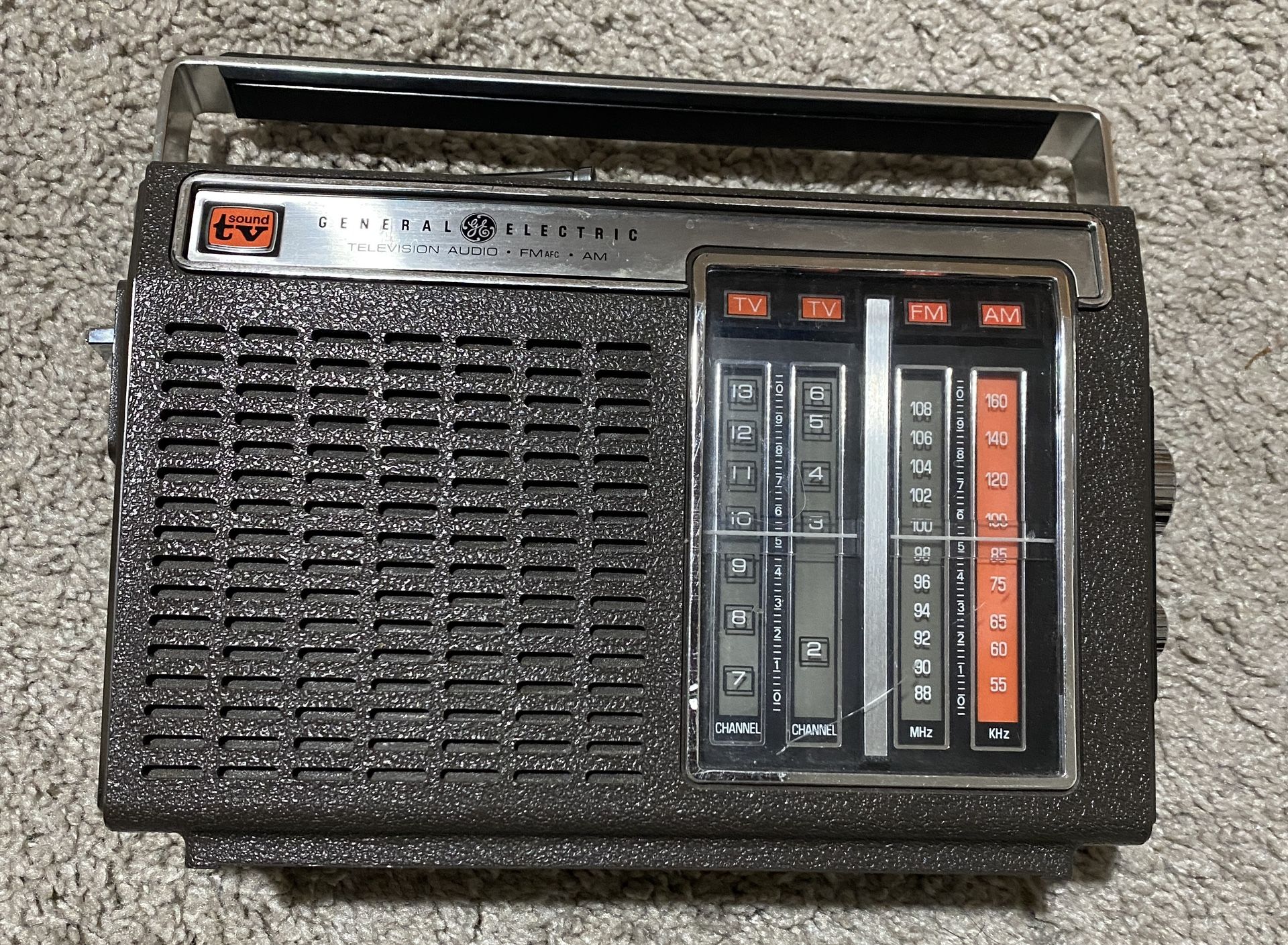 General Electric https://offerup.com/redirect/?o=Rk0uQU0uVFY= Portable Radio Model 7-2930