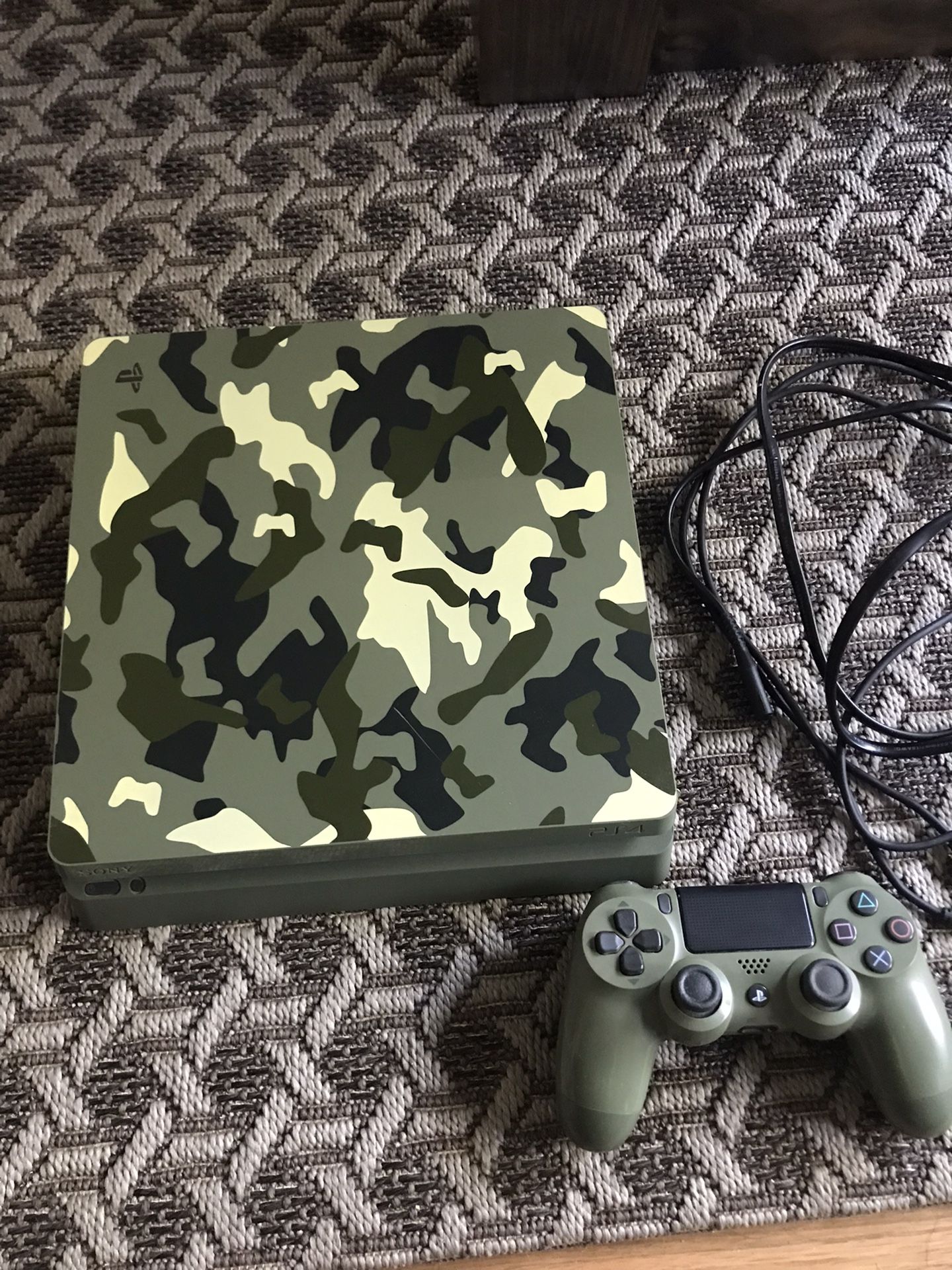 PS4 Slim CAMO limited edition with controller