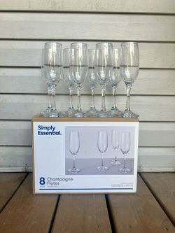 Simply Essential Set Of  8 Champagne Flutes - Like New