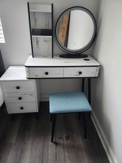 Vanitie/Make-Up Station