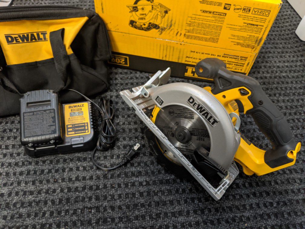 Like new DeWalt 20-volt circular saw with charger battery and carrying bag