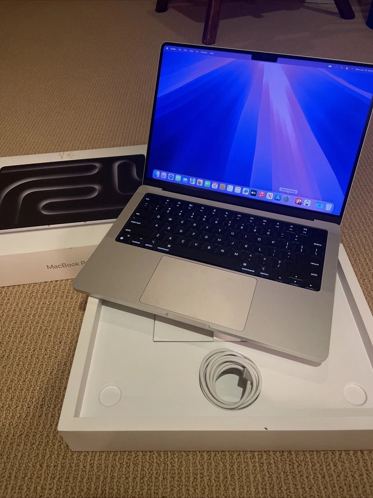 14 Apple MacBook Pro M4 Max 40-Core 128GB RAM 2TB SSD 2024 Black Good