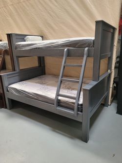 LITERA DE MADERA DE PINO CON LOS COLCHONES INCLUIDOS