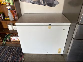 GE 7 cubic/Ft Chest Freezer - Works Great!