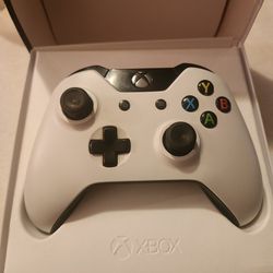 Black And White Xbox One Controller 