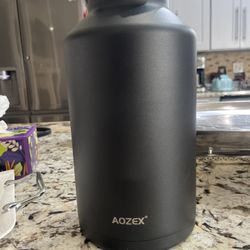 1 Gallon stainless steel Water Bottle, keeps hot 12 hours, cold 24 hours. Perfect size for sports, gym, camping, traveling.