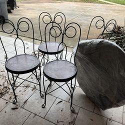 Small Table With 4 Chairs 
