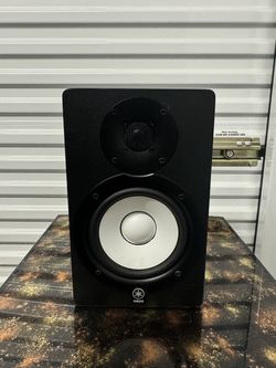 Yamaha HS50M Powered Studio Monitor 5 in Black Single Speaker