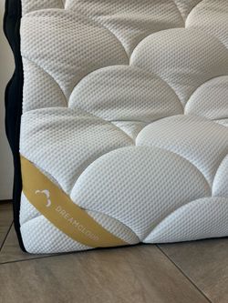 New King Mattress  Dreamcloud Premier Rest Hybrid 14”