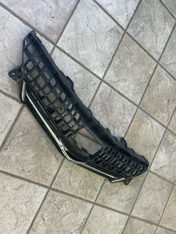 Prius V upper grille