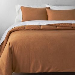 	Heavyweight comforter and pillow sham set comes with 1 comforter and 2 shams •	Draped linen blended with rayon for an invitingly soft feel •	100% cot