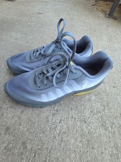 Nike Air Max Invigor Mens 8.5 Smoke Gray Yellow Good Used Condition