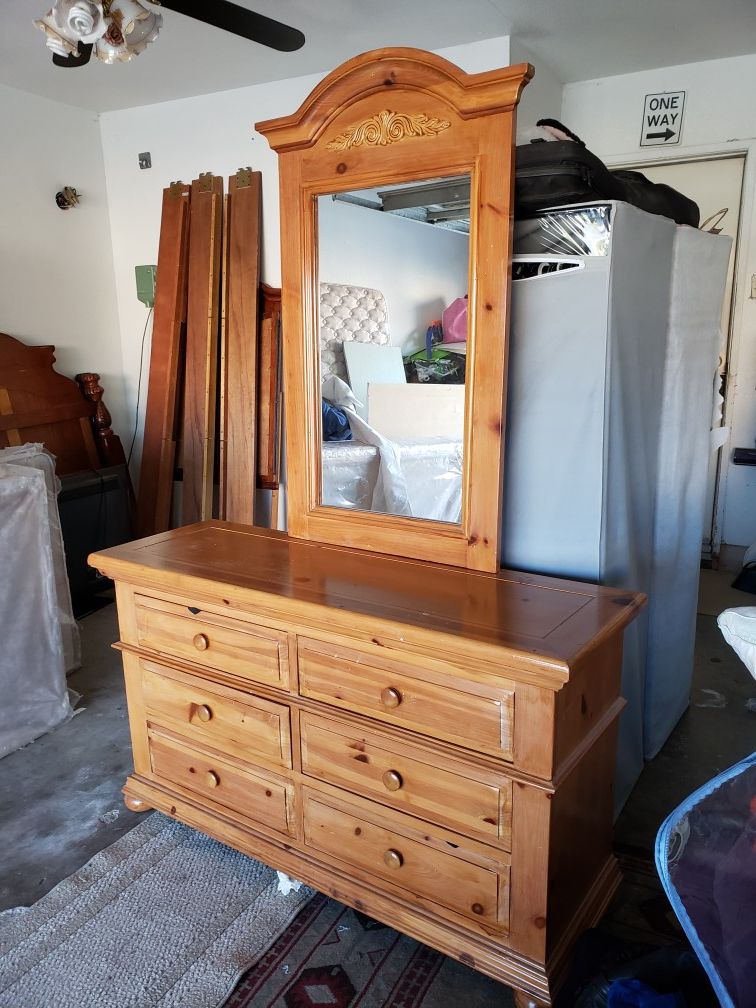 Solid wood Dresser with mirror in exelent condition