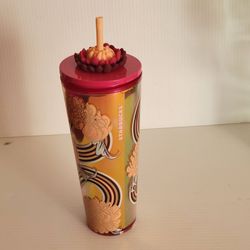 Starbucks Holiday 2024 Chrysanthemum Flower Venti Cold Cup Tumbler 24 oz.
Features an iridescent metallic gold base detailed with abstract geometric