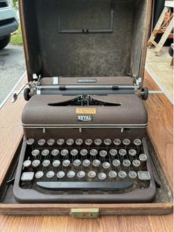 Vintage Royal Typewriter - All original