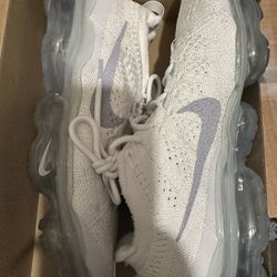 Like New White Beautiful Nike Size 7 1/2 