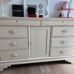 Commode dresser
