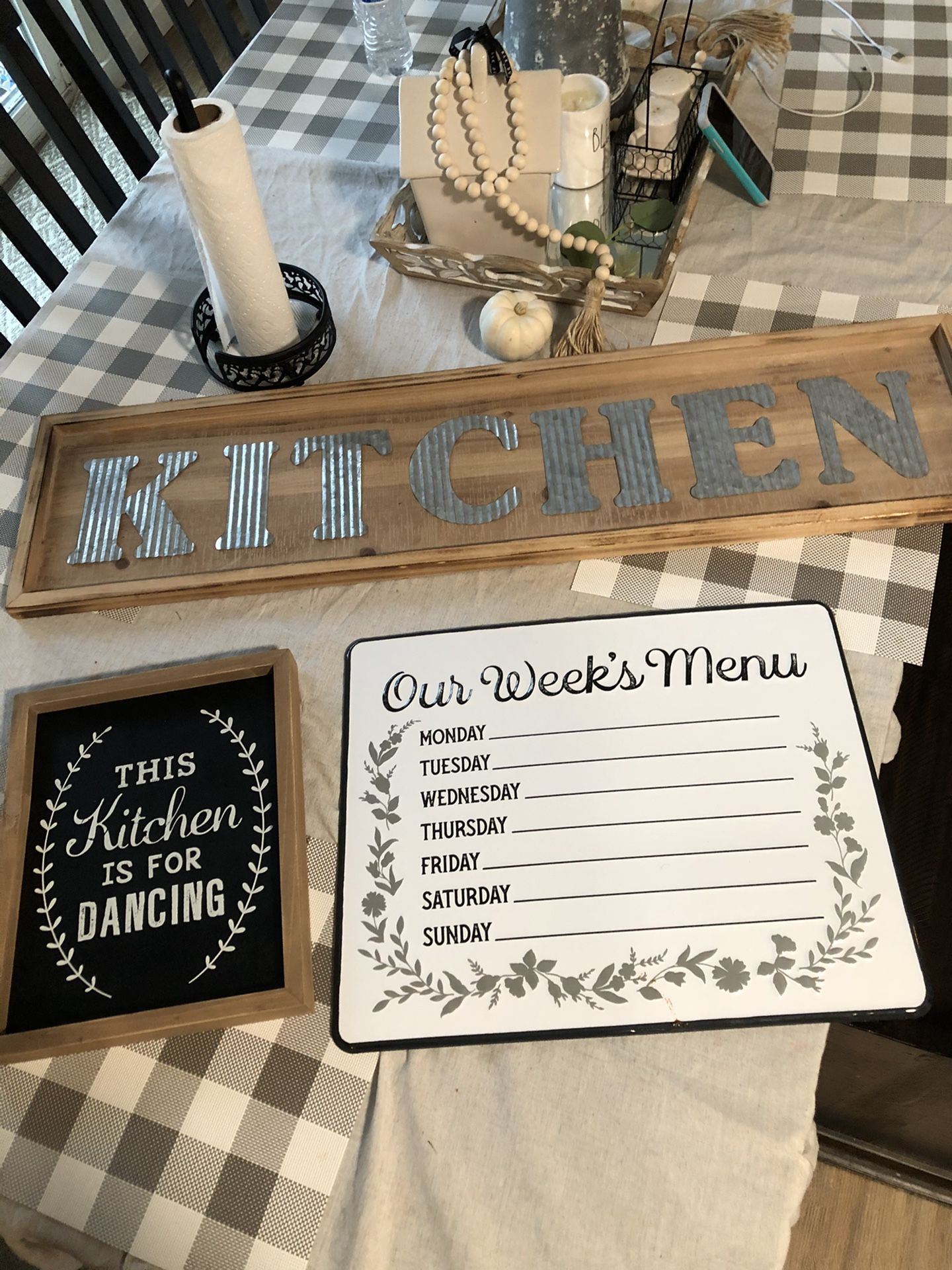 Farmhouse kitchen decor