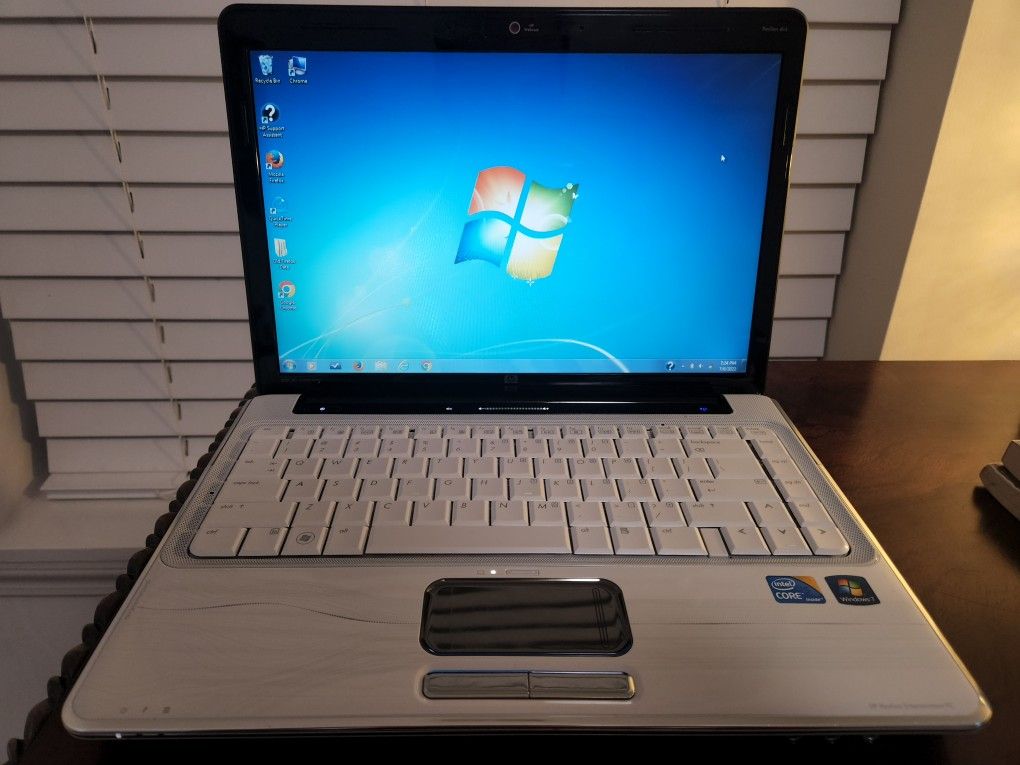 Hp Pavilion Dv4 White Laptop Comes with Charger And Carrying Case