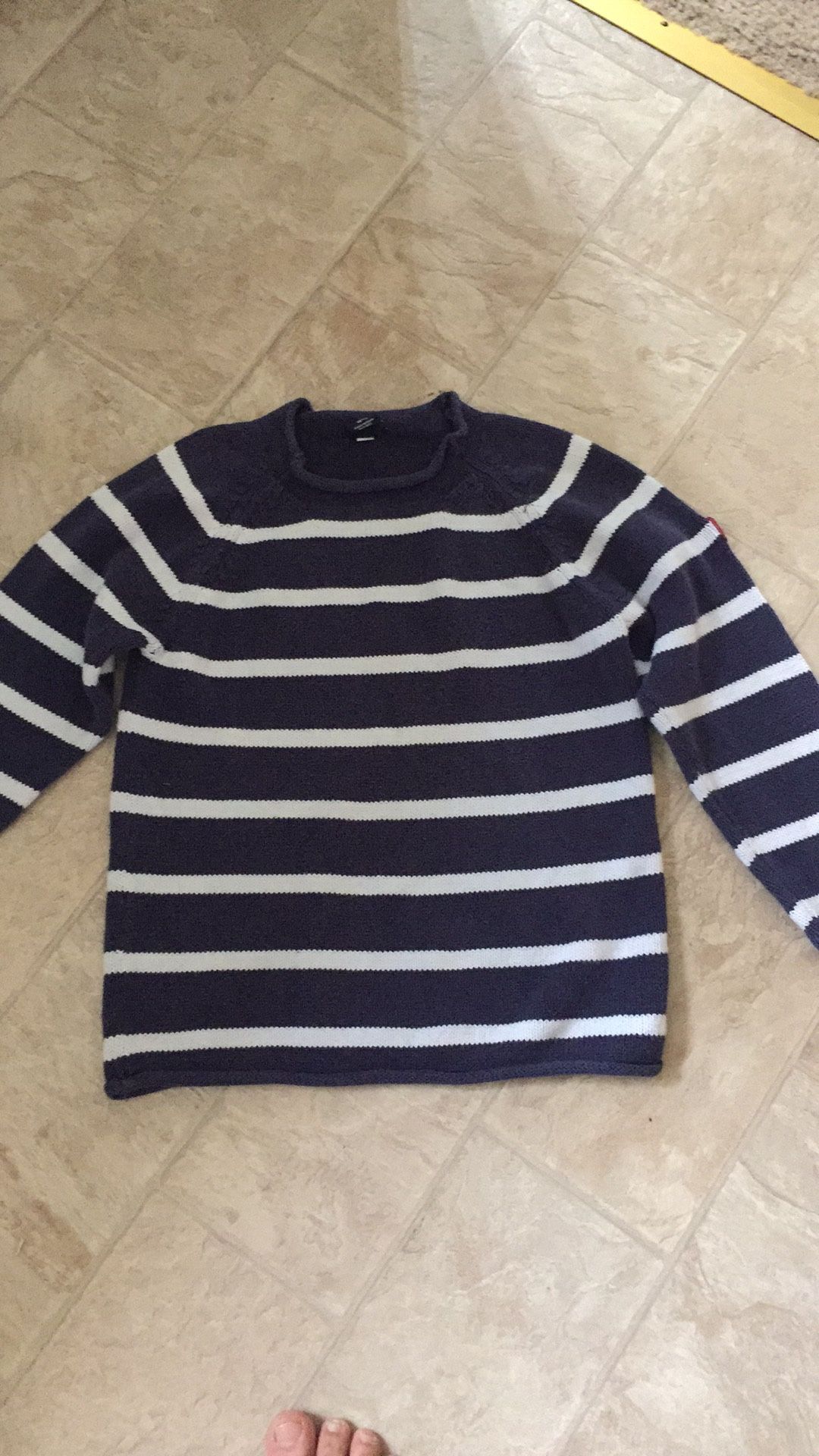Preowned Gap sweater for boys size S(6-7)
