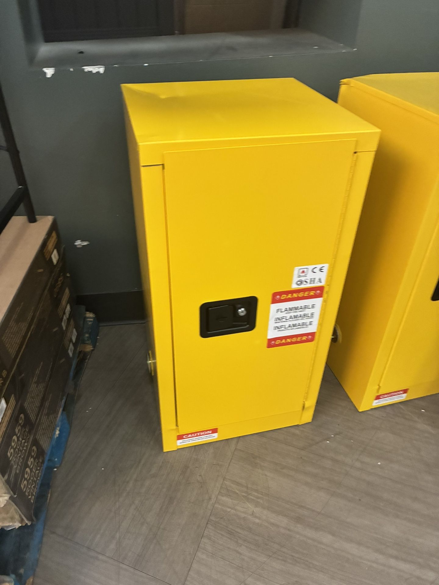 40 Gallon Flammable Storage Cabinet 35"x25"x21", Galvanized Steel, Flammable Safety Cabinet with Adjustable Shelf for Industrial and Home Use