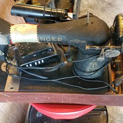 1917 Singer Sewing Machine - Great Condition With Carry Case