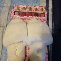 Nail Polish and Slippers Set