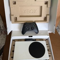 Xbox Series S 512GB – Complete with controller, cables and games
