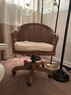 Wicker Swivel Desk Chair with Cushion
